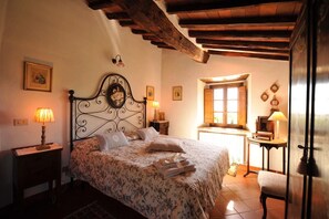2 bedrooms, iron/ironing board, WiFi, bed sheets - L'Oliveta: typical Tuscan farmhouse with a view of Lucca. Private garden and parking lot (Lucca)