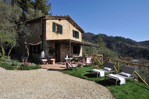 Property grounds - L'Oliveta: typical Tuscan farmhouse with a view of Lucca. Private garden and parking lot (Lucca)