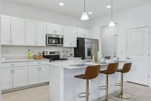 Fridge, microwave, stovetop, dishwasher - Family-Friendly Kissimmee Home with Pool & Parking (Kissimmee)