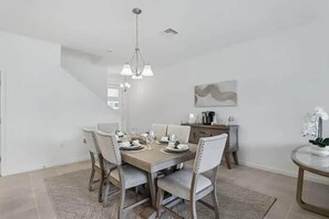 Dining - Kissimmee Retreat 4BR House, Pool & Games (Kissimmee)