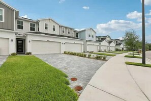 Exterior - Kissimmee Retreat 4BR House, Pool & Games (Kissimmee)