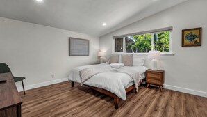 Room - Modern & Spacious Canoga Park Retreat with Parking (Los Angeles)