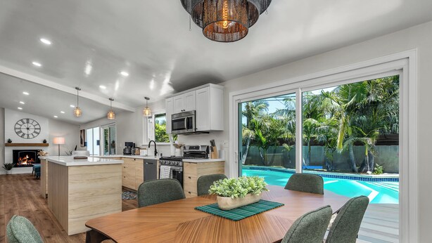Dining - Modern & Spacious Canoga Park Retreat with Parking (Los Angeles)