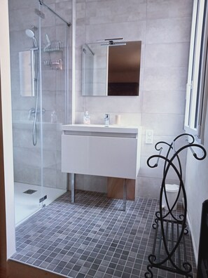 Dusche, Haartrockner, Handtücher, Toilettenpapier