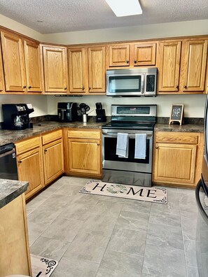 Microwave, oven, stovetop, dishwasher - 4-bedroom house close to beautiful Savannah (Savannah)