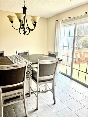 Dining - 4-bedroom house close to beautiful Savannah (Savannah)