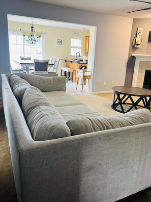 TV, fireplace - 4-bedroom house close to beautiful Savannah (Savannah)