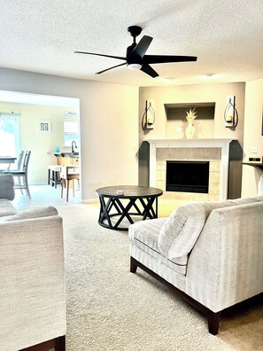 TV, fireplace - 4-bedroom house close to beautiful Savannah (Savannah)