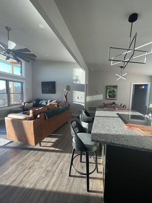 Living area - Simian Sunsets over the Blue Ridge Mountains (Morganton)