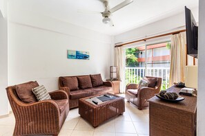Apartment, 2 Schlafzimmer, Balkon, Poolblick | Wohnzimmer