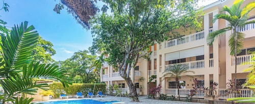 Charming 2-bedroom Apartment by the Alicia Beach