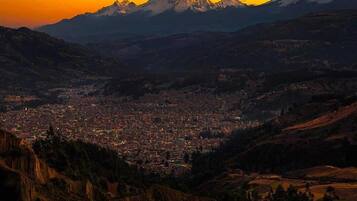 Un paisaje montañoso con una ciudad en el valle.