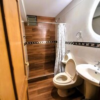 Ducha, secador de pelo, toallas, jabón
