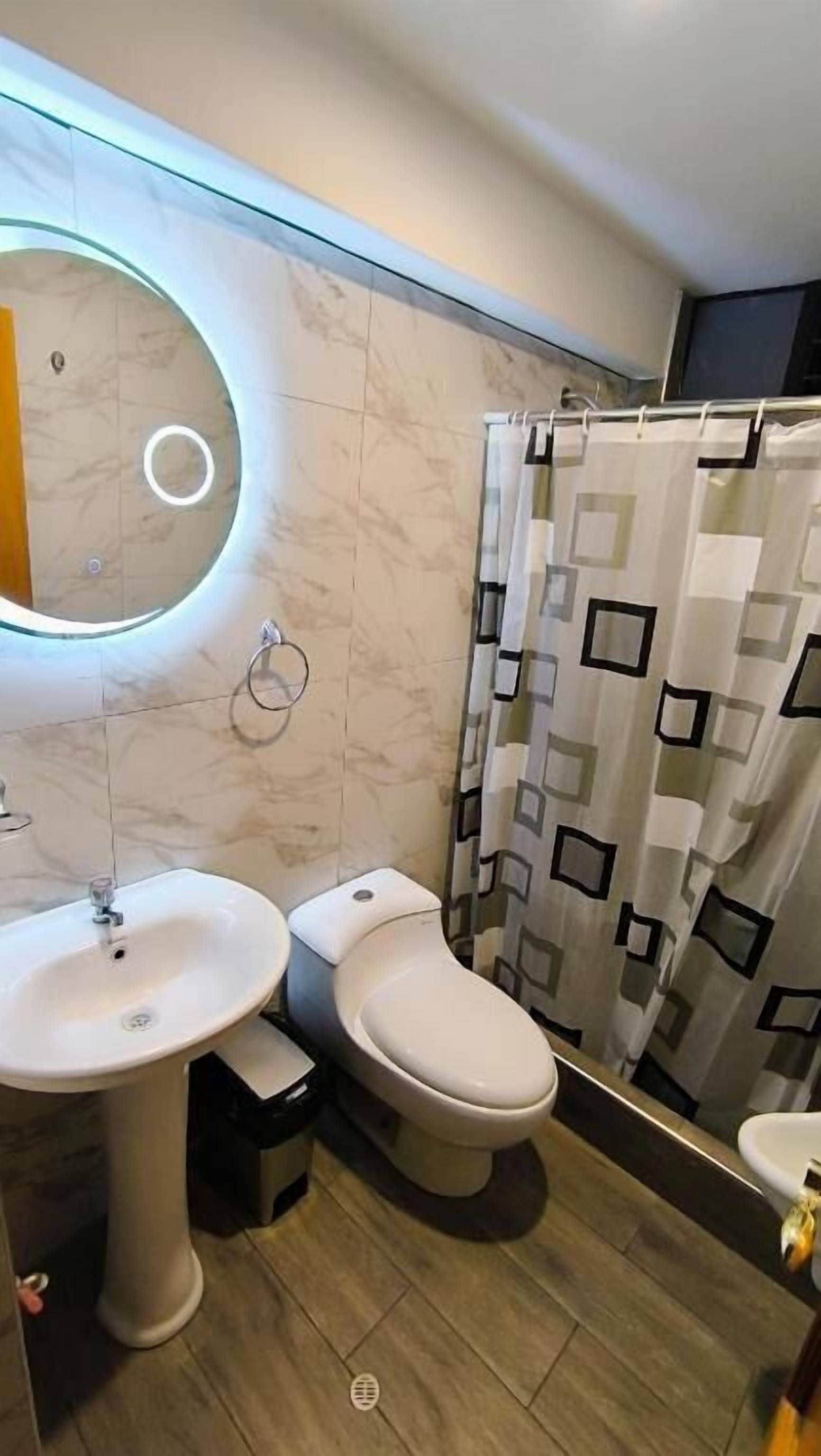 Douche, sèche-cheveux, serviettes fournies, savon