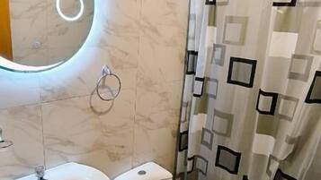 Douche, sĂšche-cheveux, serviettes fournies, savon