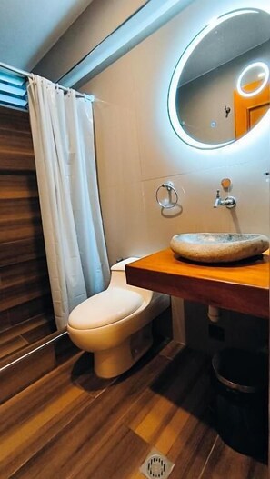 Standard Double Room, Garden View | Bathroom