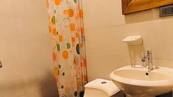 Family Quadruple Room, Garden View | Bathroom