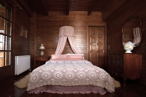 5 bedrooms, desk, free WiFi, bed sheets