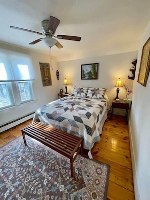 2 bedrooms, iron/ironing board, WiFi, bed sheets - Cottage by the Castle – Downtown Spencer (Spencer)
