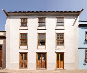 Exterior - 'Laguna Cool Living Moderna 2' with Shared Terrace, Private Garden and Wi-Fi (La Laguna)