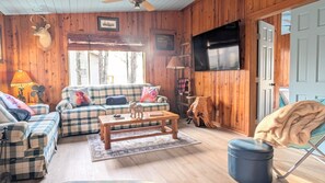 Living area - Lakefront Cottage Retreat - 5 Miles from Oaklawn (Hot Springs)