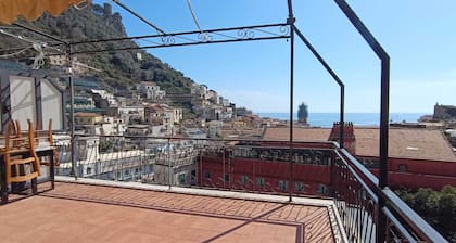 Penthouse in the historical center with sea view 5 minutes away from main square