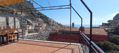 Penthouse in the historical center with sea view 5 minutes away from main square