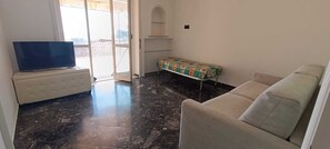 Attico familiare, 1 camera da letto, terrazzo, vista mare | Area soggiorno