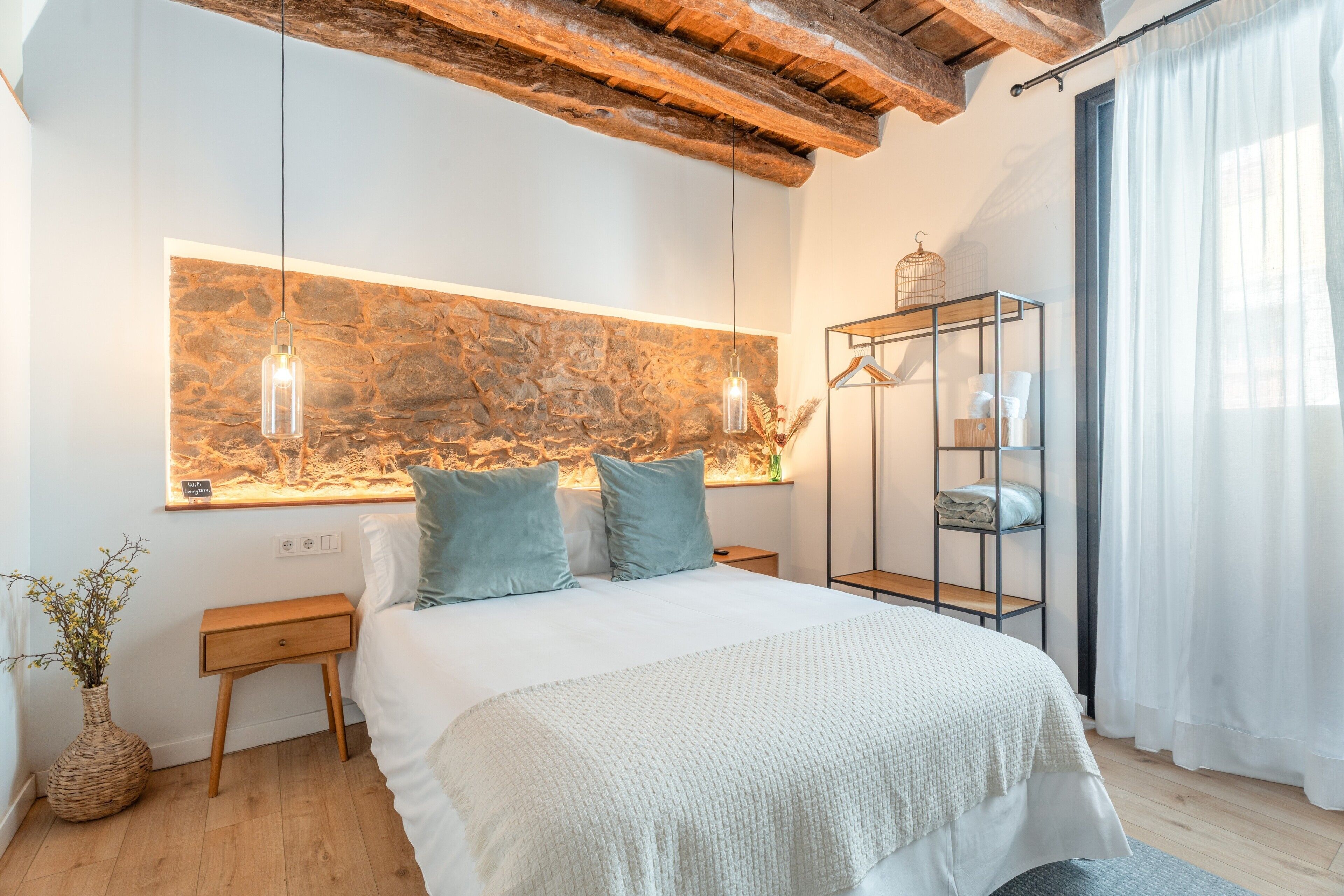 1 habitación, tabla de planchar con plancha, wifi y ropa de cama 