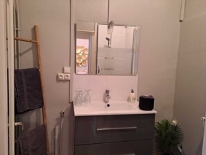 Bathroom - Vrbo Property (Saumur)