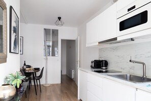 Fridge, microwave, coffee/tea maker, toaster - TheBlueStay 270 - Cosy Apartment - Heart Of Paris (Paris)
