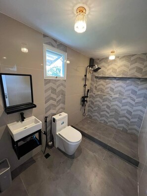 Douche, sèche-cheveux, bidet, papier toilette