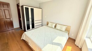 Un dormitorio con cama, armario y puerta.