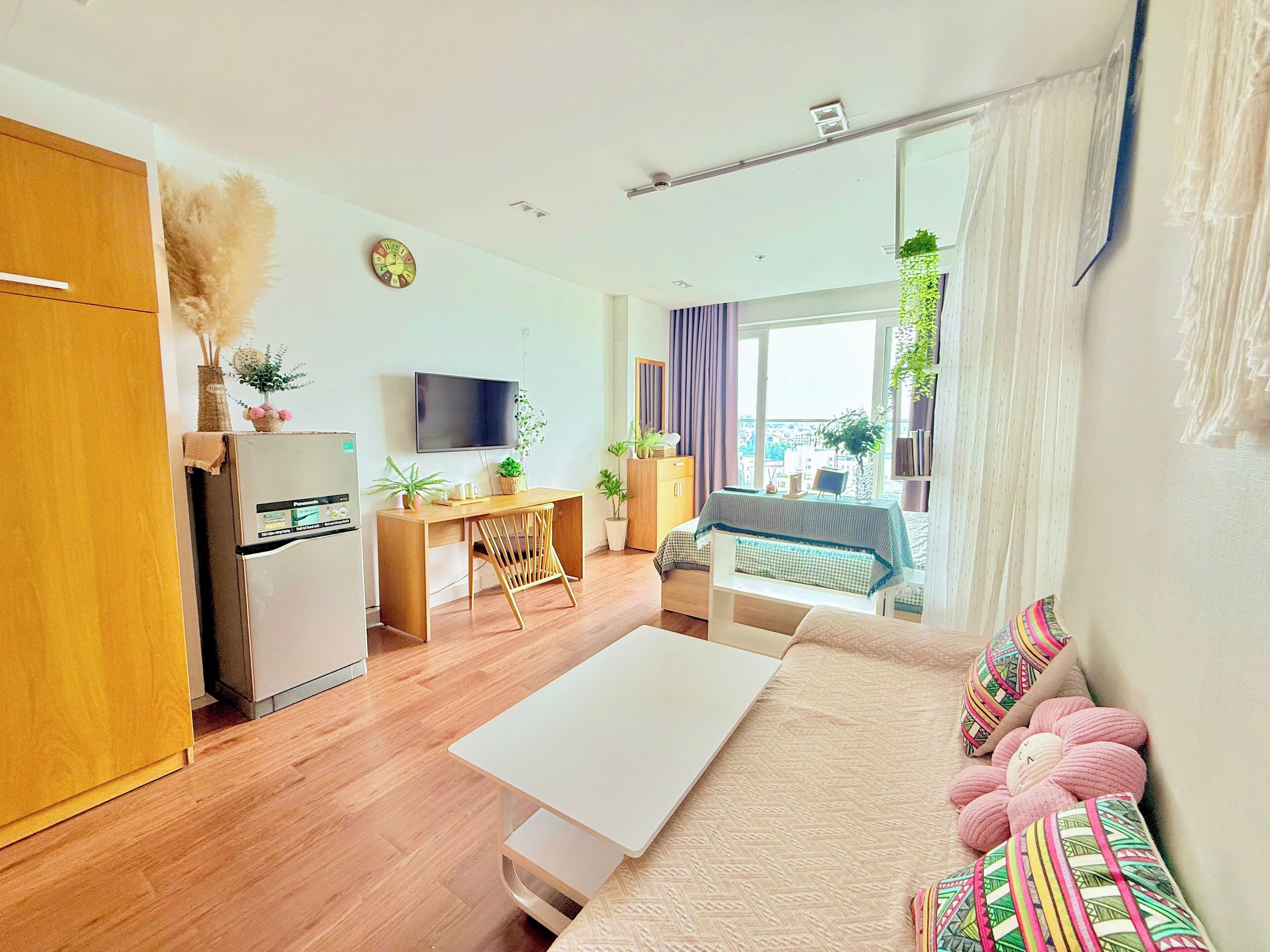 Un apartamento moderno con cocina, comedor y sala de estar.