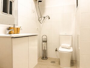 A small, modern bathroom with a toilet, bidet, and shower. - Santa Cruz Holiday Home (Santa Cruz de Tenerife)
