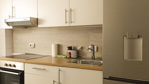 A kitchen with a stove, oven, sink, and refrigerator. - Santa Cruz Holiday Home (Santa Cruz de Tenerife)