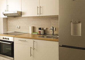 Fridge, microwave, oven, coffee/tea maker - Santa Cruz Holiday Home (Santa Cruz de Tenerife)