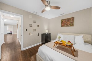 4 slaapkamers, een bureau, een strijkplank/strijkijzer, reisbedje