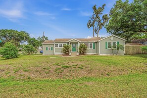 Exterior - Spacious 4BR Retreat w/ Game Room + Patio (Tampa)