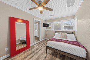 4 bedrooms, desk, iron/ironing board, travel cot - Spacious 4BR Retreat w/ Game Room + Patio (Tampa)