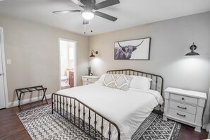 Room - The Highland House • Cozy • 3BR • Fireplace • Patio (Lakeland)