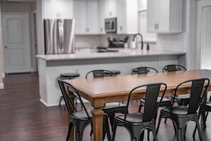 Dining - The Highland House • Cozy • 3BR • Fireplace • Patio (Lakeland)