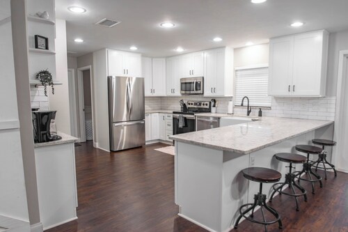 The Highland House • Cozy • 3BR • Fireplace • Patio