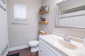 Bathroom - The Highland House • Cozy • 3BR • Fireplace • Patio (Lakeland)