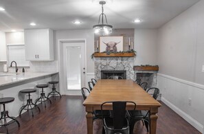 Dining - The Highland House • Cozy • 3BR • Fireplace • Patio (Lakeland)