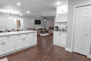 Interior - The Highland House • Cozy • 3BR • Fireplace • Patio (Lakeland)