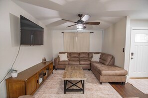 Living area - The Highland House • Cozy • 3BR • Fireplace • Patio (Lakeland)