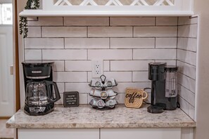 Interior - The Highland House • Cozy • 3BR • Fireplace • Patio (Lakeland)