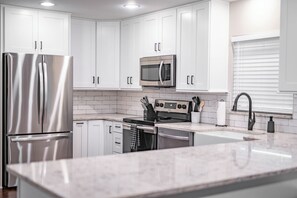 Private kitchen - The Highland House • Cozy • 3BR • Fireplace • Patio (Lakeland)