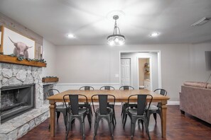 Dining - The Highland House • Cozy • 3BR • Fireplace • Patio (Lakeland)